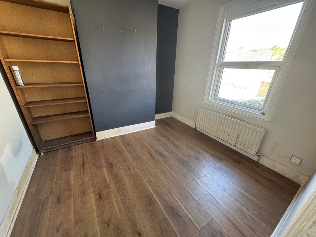 Lot: 202 - THREE-BEDROOM TERRACE HOUSE FOR IMPROVEMENT - Living room